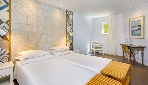 Twin Room (Large, 2 Adults)