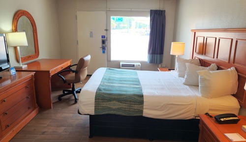 Room, 1 Queen Bed, Accessible, Non Smoking (Mobility/Hearing, Tub w/Grab Bars)