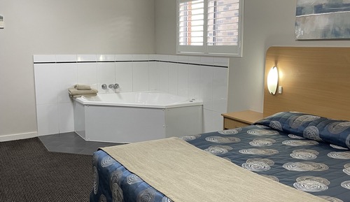 Deluxe Queen Spa Room 