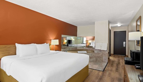 Room, 1 King Bed, Non Smoking (2 Person Hot Tub)