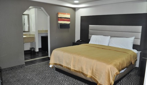Standard Room, 1 King Bed