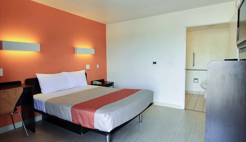 Premium Room, 1 Queen Bed, Non Smoking, Refrigerator & Microwave