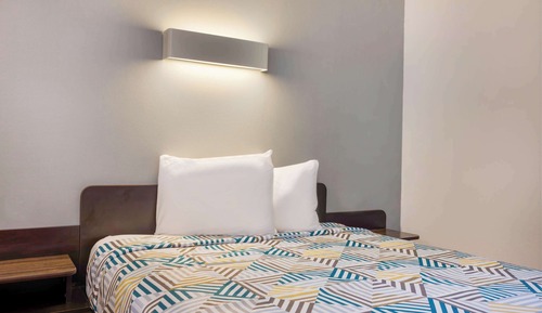 Standard Room, 1 Queen Bed, Non Smoking, Refrigerator