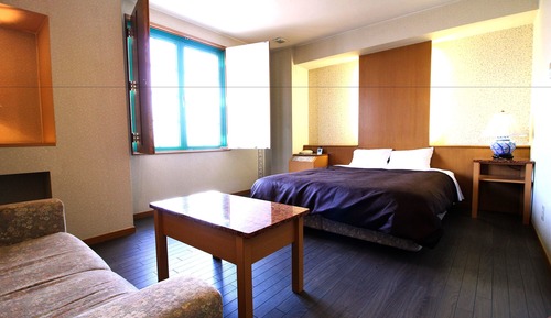 Double Room (Queen Size Bed)