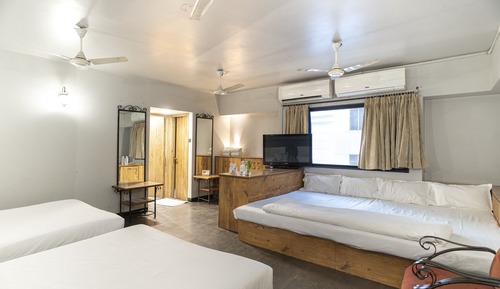 Family Room, 1 King Bed, Smoking, City View