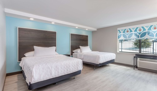 Room, 2 Queen Beds, Accessible, Bathtub