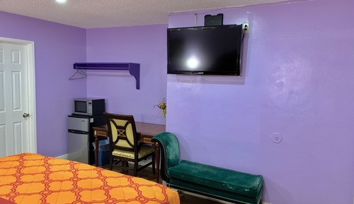 Basic Room, 1 King Bed, Smoking