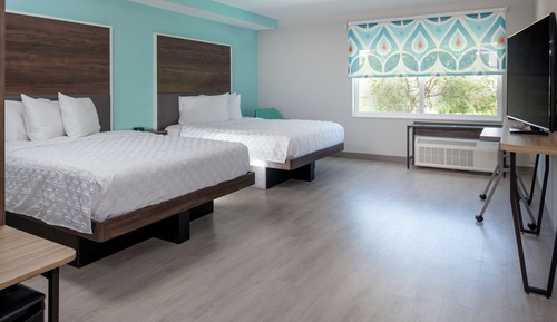 Room, 2 Queen Beds, Accessible (Roll-In Shower)