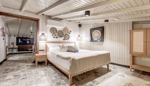 Comfort Room (Attic)