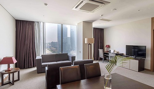 Deluxe Suite, 1 King Bed, Non Smoking, Park View (Living Room)