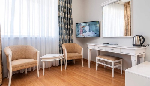 Family Room (3+2)