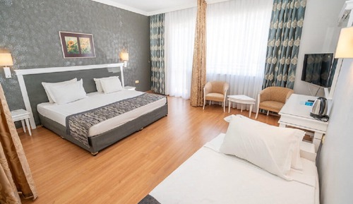 Large Room (4 Adults)