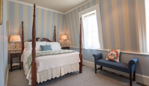 Luxury Suite, 1 Queen Bed, Fireplace, Garden View