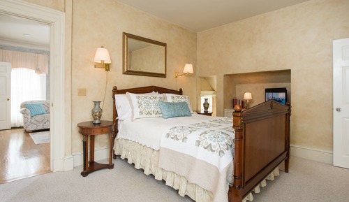 Luxury Suite, 1 Queen Bed, Garden View