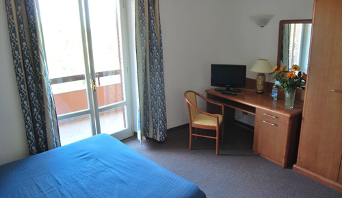Classic Triple Room, 1 Bedroom, Partial Lake View