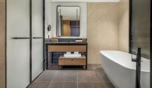 Deluxe Suite, 1 King Bed, Balcony