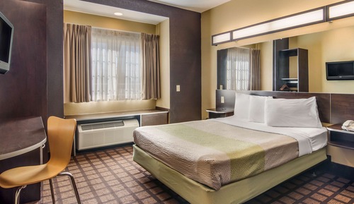Deluxe Room, 1 Queen Bed, Non Smoking, Refrigerator