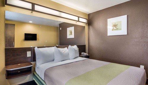 Deluxe Room, 1 Queen Bed, Accessible, Non Smoking