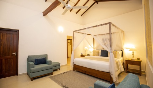 Deluxe Suite, 1 King Bed, Patio, Garden View
