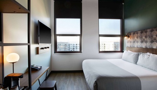 Deluxe Room, 1 King Bed, Accessible, Non Smoking (Mobility,Tub w/Grab Bars)