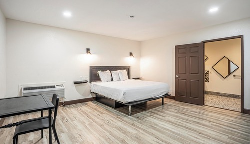 Basic Room, 1 King Bed, Accessible