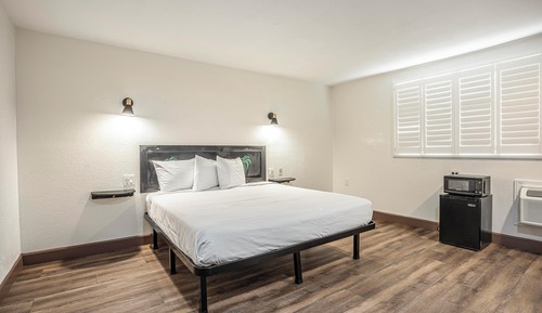 Basic Room, 1 King Bed, Non Smoking