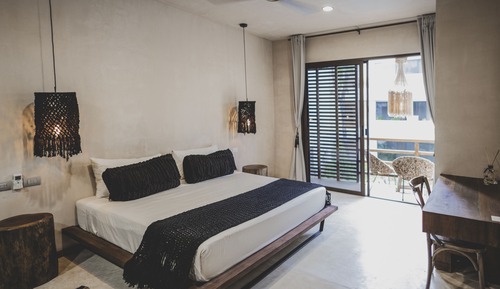 Deluxe Double Room, 1 King Bed, Pool View