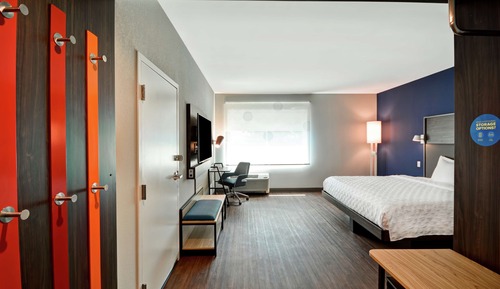 Room, 1 King Bed, Accessible (Roll-In Shower, Mobility & Hearing)