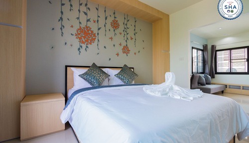 Deluxe Studio, 1 Queen Bed, Balcony