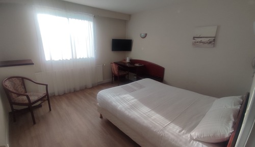 Chambre Double, baignoire / douche ,vue cour