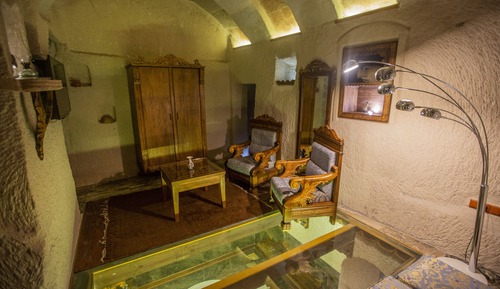 King Cave Suite Room