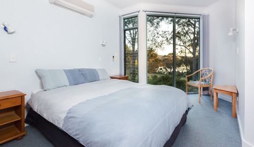 Queen and Single Room with Riverview