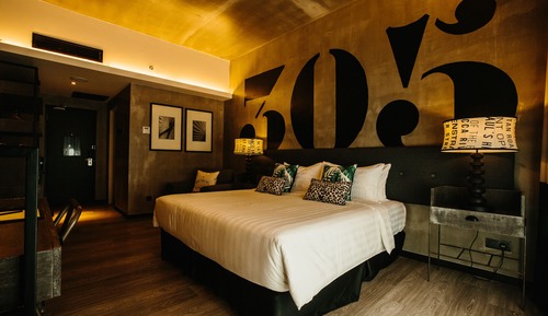Deluxe Room, 1 King Bed, Courtyard View