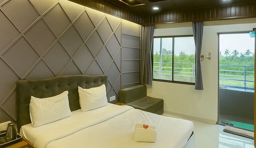 Deluxe Room, 1 King Bed, Private Bathroom, Lakeside