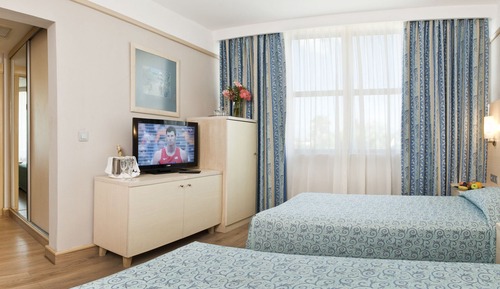 Family Room, 2 Bedrooms