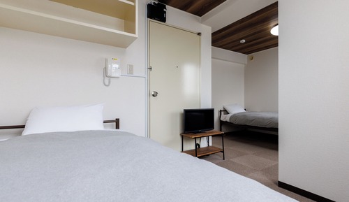 Twin Room, Non Smoking, Shared Bathroom (B)