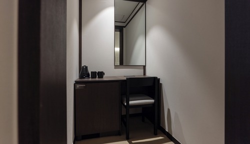 Cinema Hot Spring Suite