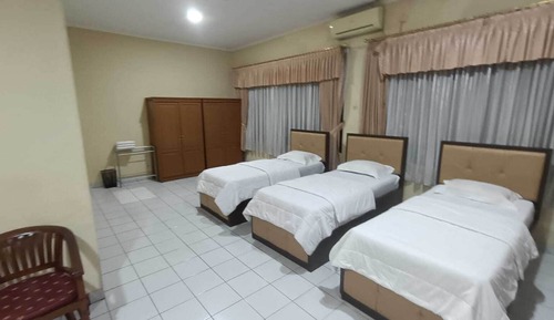 Junior Triple Room, Partial Lake View