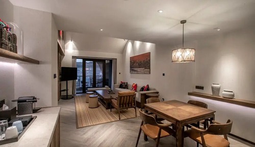 Deluxe Featured Room Suite - Lake-View