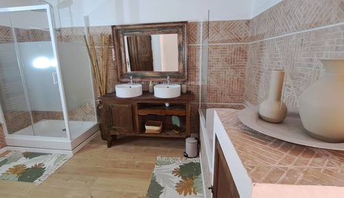 Comfort Suite, Pool View