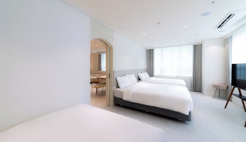 Suite (C)