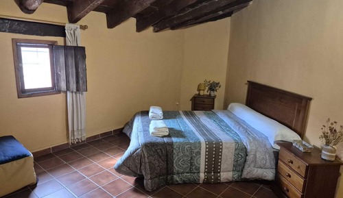 Basic Room, 1 Queen Bed, Shared Bathroom