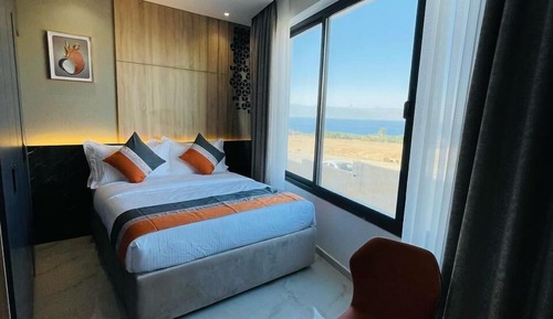 Basic Room, 1 Queen Bed, Mountain View