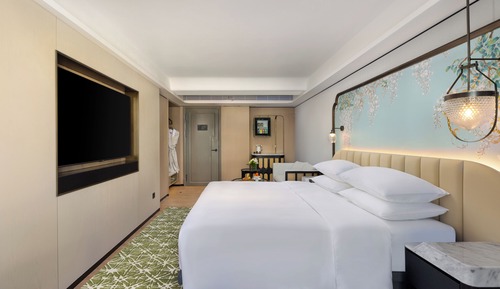 Premier Double Room, 1 King Bed, Private Bathroom, City View