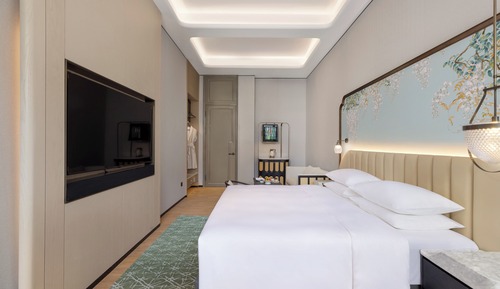 Romantic Studio Suite, 1 King Bed, Private Bathroom, Garden View