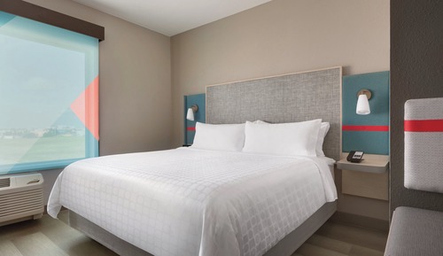 Standard Room, 1 King Bed, Roll-in Shower (Communications, Mobility Accessible)