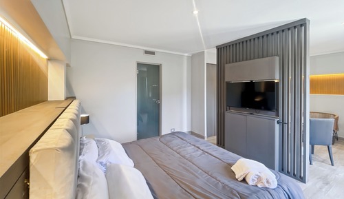 Studio, Balcony