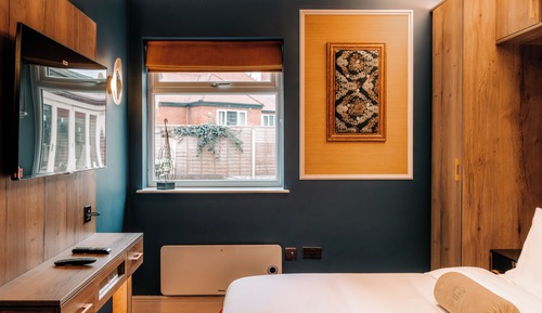 Suite, 1 Bedroom, Bathtub, Courtyard View