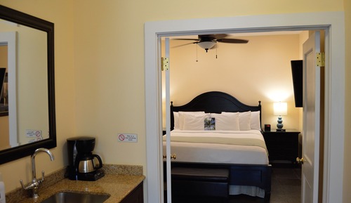 Triangle Palm Superior King Suite, 1 King Bed, Courtyard View, Ground Floor