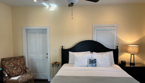 Bismark Palm King Cottage, 1 King Bed, Private Porch Courtyard and Garden view, Ground Floor